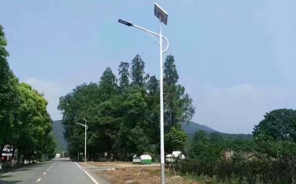 太陽能路燈節(jié)能環(huán)保，為何在一些城鎮(zhèn)見得少？