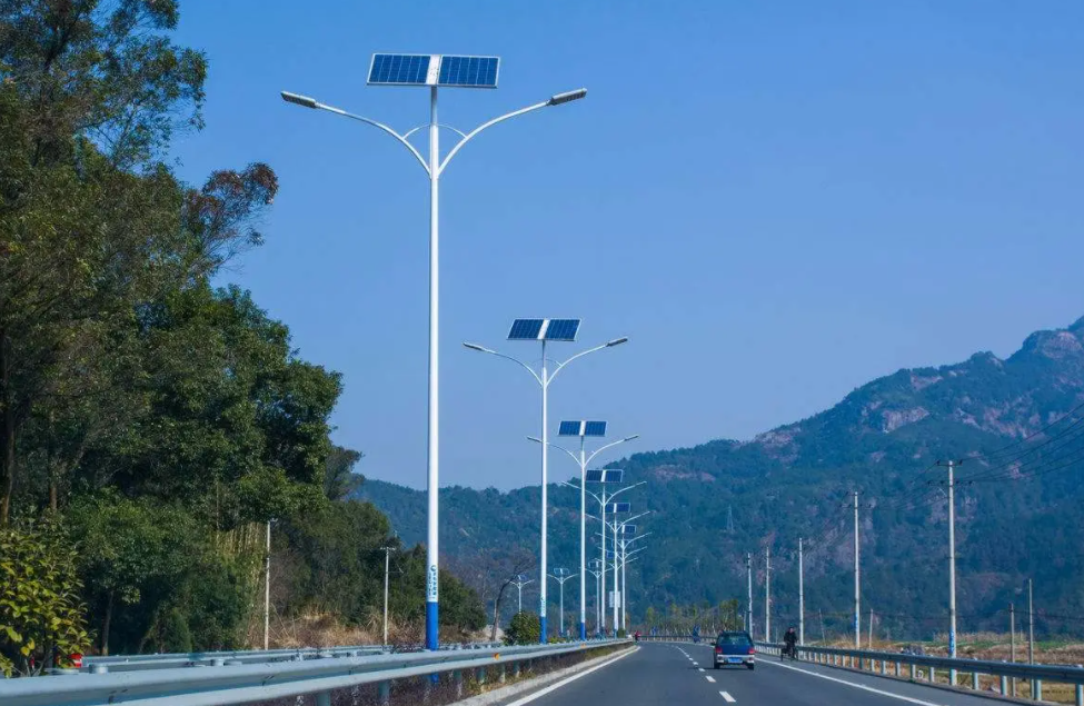 太陽(yáng)能路燈廠家：太陽(yáng)能路燈與普通的路燈有哪些差別？