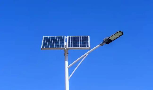 太陽(yáng)能路燈怎么做到白天充電不亮燈晚上亮燈？